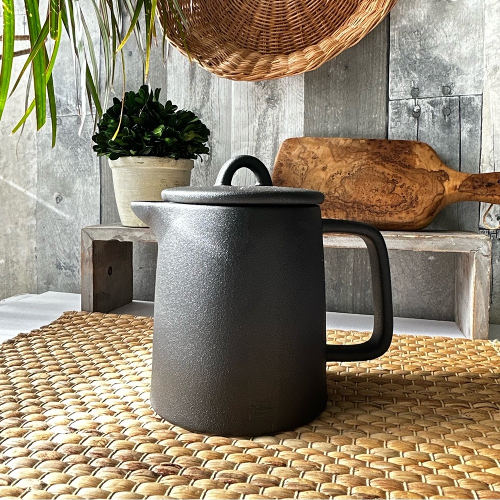 🌴Sleek Woolrich Coffee/Tea Server Ceramic Matte Black Finish - 37.8fl oz